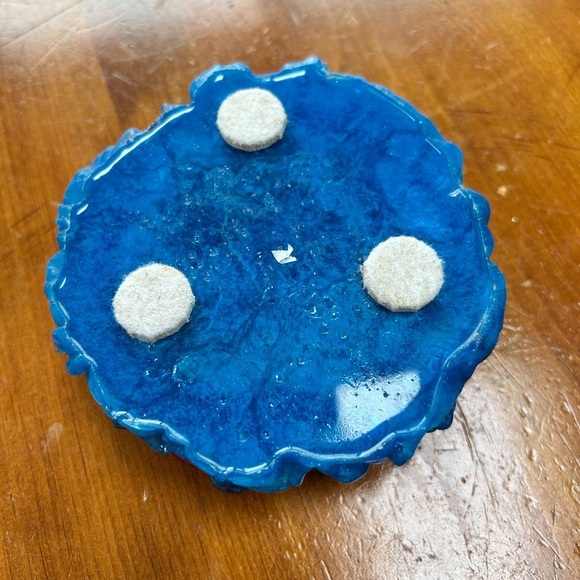 Resin skull ashtray 5” by 2” - edges decorated with skull heads- fun piece -new - Picture 7 of 7